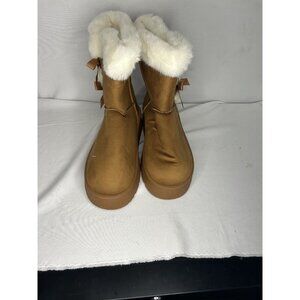 Snow Boots With Faux Fur Lining and Brown Bows